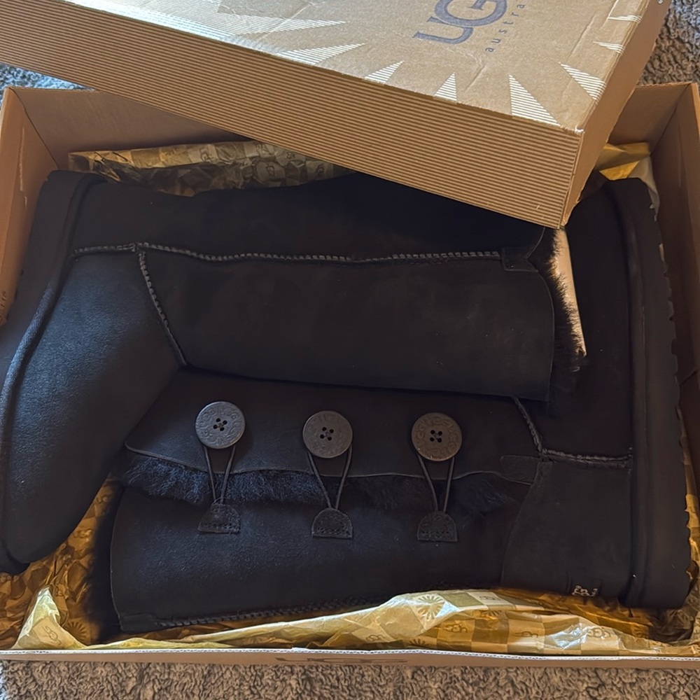 UGG boots size 7 Bailey Button Triplet